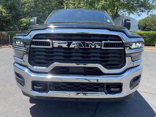 Diamond Black Crystal Pearlcoat 2025 RAM 2500 Tradesman Crew Cab 4x4 8' Box