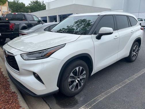 Blizzard Pearl 2021 Toyota Highlander XLE