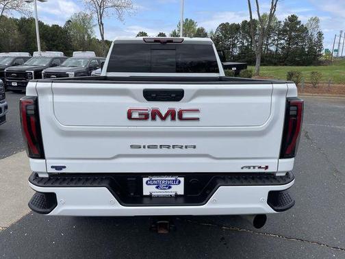 Summit White 2024 GMC Sierra 2500 AT4