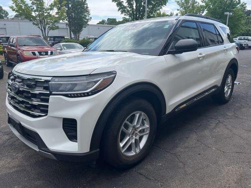 Star White Metallic Tri-Coat 2025 Ford Explorer Active