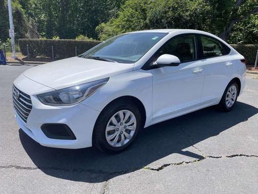 Frost White Pearl 2022 Hyundai Accent SE