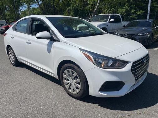 Frost White Pearl 2022 Hyundai Accent SE