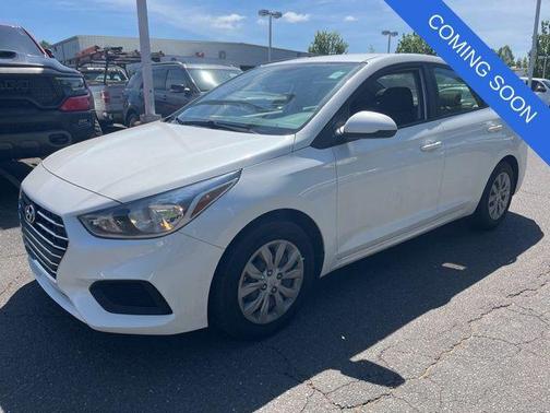 Frost White Pearl 2022 Hyundai Accent SE