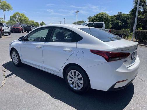 Frost White Pearl 2022 Hyundai Accent SE
