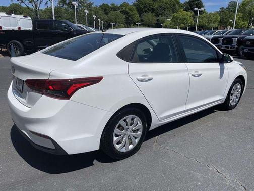 Frost White Pearl 2022 Hyundai Accent SE