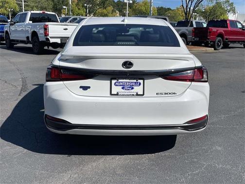 2023 Lexus ES 300h F SPORT Handling