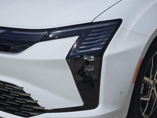 Bright White Clearcoat 2027 Chrysler Pacifica L