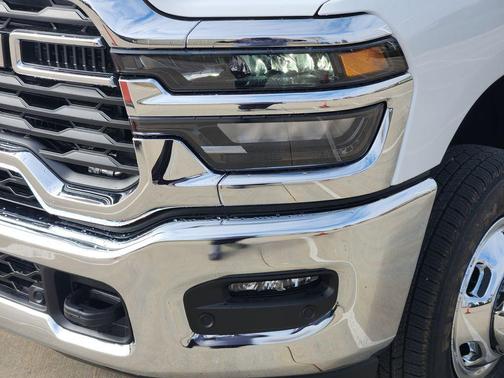 Bright White Clearcoat 2026 RAM 3500 Tradesman Crew Cab 4x4 8' Box