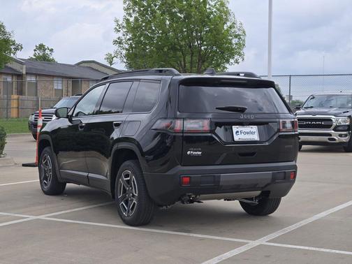 Diamond Black Crystal Pearlcoat 2026 Jeep Cherokee Laredo 4x4