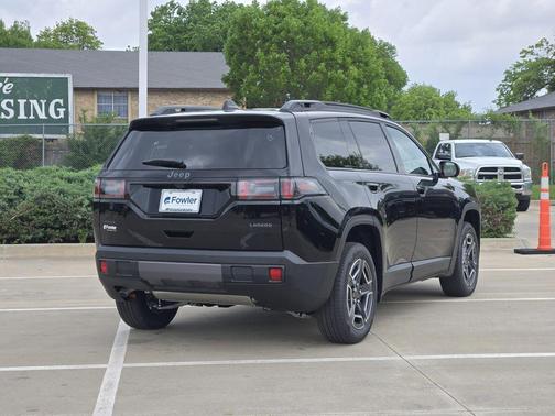 Diamond Black Crystal Pearlcoat 2026 Jeep Cherokee Laredo 4x4