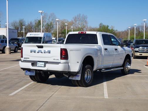 Bright White Clearcoat 2026 RAM 3500 Big Horn Crew Cab 4x4 8' Box
