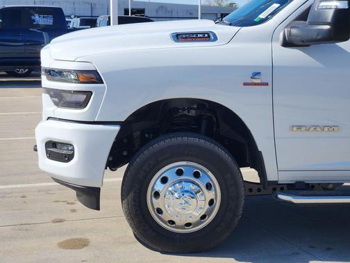 Bright White Clearcoat 2026 RAM 3500 Big Horn Crew Cab 4x4 8' Box