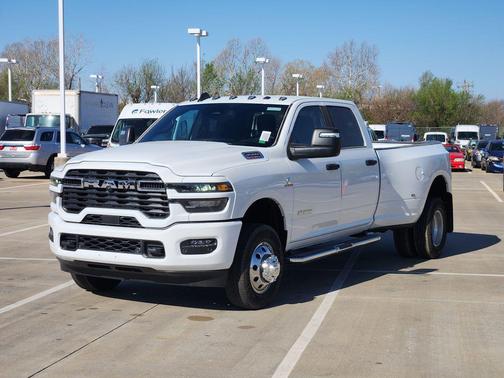 Bright White Clearcoat 2026 RAM 3500 Big Horn Crew Cab 4x4 8' Box