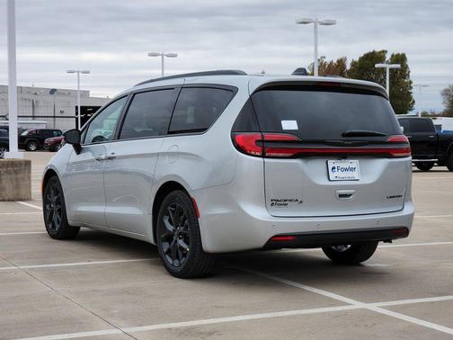 Silver Mist Clearcoat 2026 Chrysler Pacifica Limited