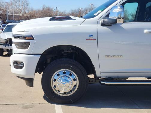 Bright White Clearcoat 2026 RAM 3500 Laramie Crew Cab 4x4 8' Box