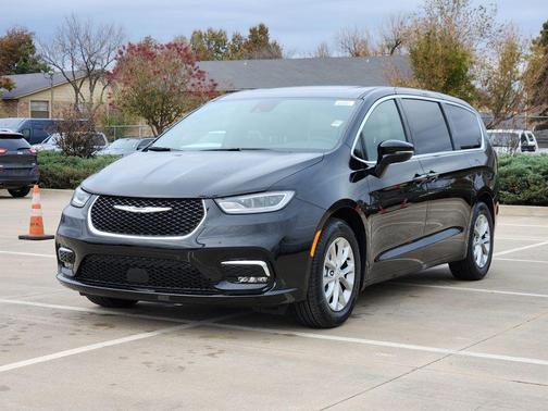 Diamond Black Crystal Pearlcoat 2026 Chrysler Pacifica Limited
