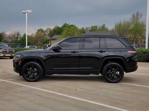Diamond Black Crystal Pearlcoat 2023 Jeep Grand Cherokee Altitude