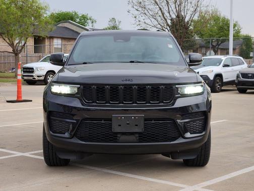Diamond Black Crystal Pearlcoat 2023 Jeep Grand Cherokee Altitude
