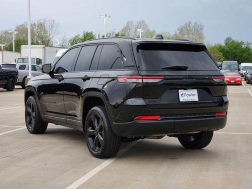 Diamond Black Crystal Pearlcoat 2023 Jeep Grand Cherokee Altitude