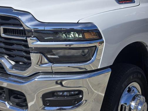 Bright White Clearcoat 2026 RAM 3500 Tradesman Crew Cab 4x4 8' Box