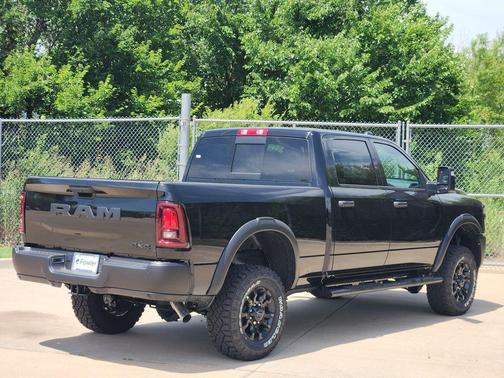 Diamond Black Crystal Pearlcoat 2026 RAM 2500 Tradesman Crew Cab 4x4 6'4' Box