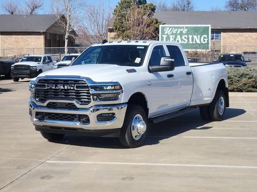 Bright White Clearcoat 2026 RAM 3500 Tradesman Crew Cab 4x4 8' Box