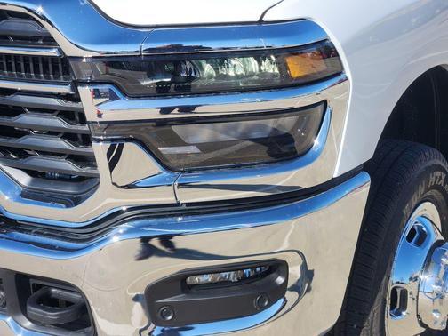 Bright White Clearcoat 2026 RAM 3500 Tradesman Crew Cab 4x4 8' Box