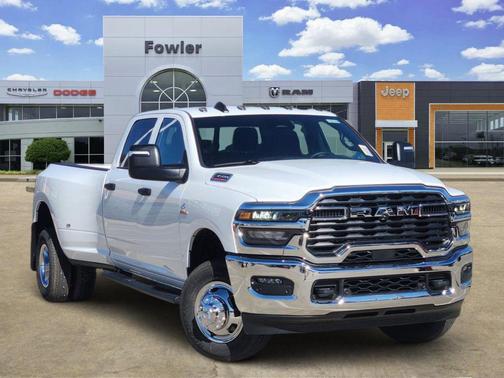 Bright White Clearcoat 2026 RAM 3500 Tradesman Crew Cab 4x4 8' Box