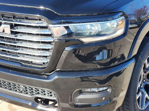 Diamond Black Crystal Pearlcoat 2026 RAM 1500 Laramie
