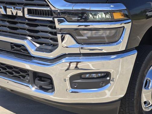 Diamond Black Crystal Pearlcoat 2026 RAM 3500 Tradesman Crew Cab 4x4 8' Box