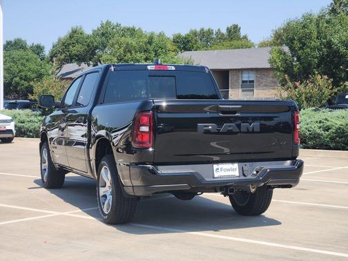 Diamond Black Crystal Pearlcoat 2026 RAM 1500 Express