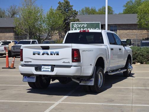 Bright White Clearcoat 2026 RAM 3500 Big Horn Crew Cab 4x4 8' Box