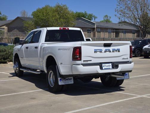 Bright White Clearcoat 2026 RAM 3500 Big Horn Crew Cab 4x4 8' Box