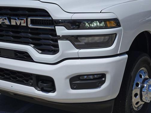 Bright White Clearcoat 2026 RAM 3500 Big Horn Crew Cab 4x4 8' Box