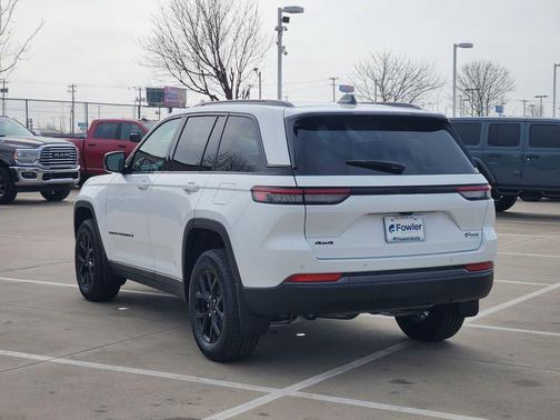 Bright White Clearcoat 2026 Jeep Grand Cherokee Altitude