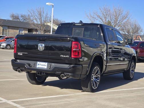 Diamond Black Crystal Pearlcoat 2026 RAM 1500 ST