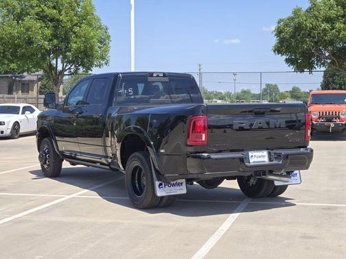 Diamond Black Crystal Pearlcoat 2026 RAM 3500 Limited Crew Cab 4x4 8' Box