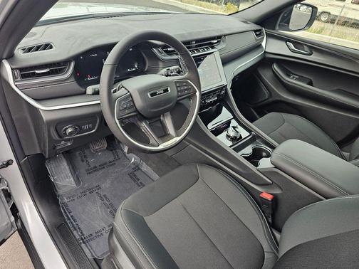 Silver Zynith 2025 Jeep Grand Cherokee Laredo
