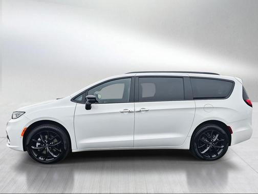 Bright White Clearcoat 2026 Chrysler Pacifica Limited