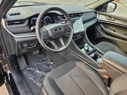 Diamond Black Crystal Pearlcoat 2025 Jeep Grand Cherokee Laredo