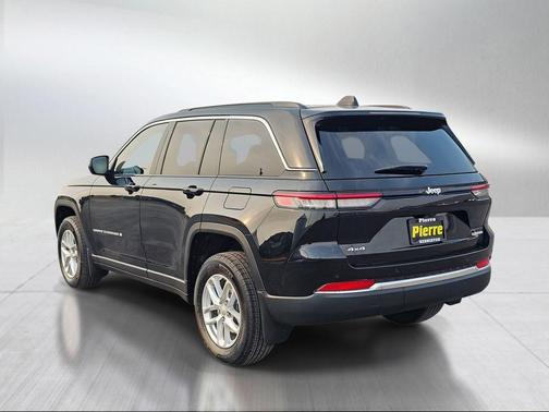 Diamond Black Crystal Pearlcoat 2025 Jeep Grand Cherokee Laredo