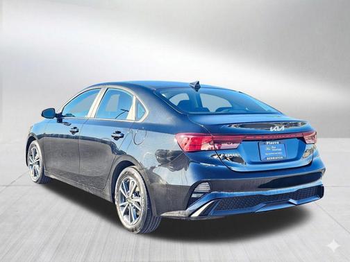 Aurora Black Pearl 2024 Kia Forte LXS