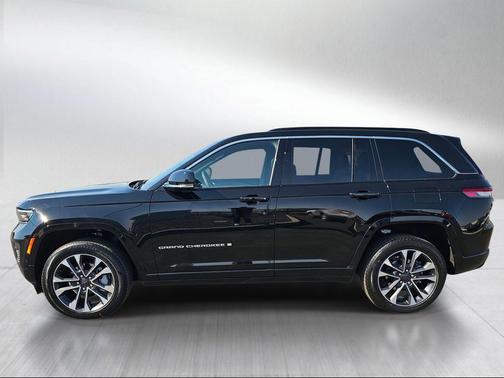 Diamond Black Crystal Pearlcoat 2025 Jeep Grand Cherokee Overland