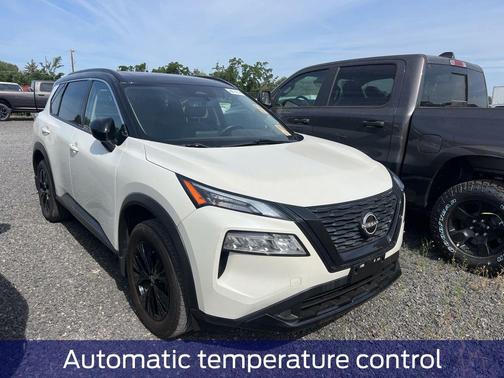 Pearl White Tricoat/Super Black 2023 Nissan Rogue SV