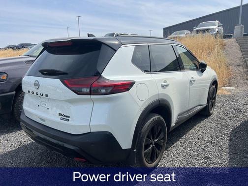 Pearl White Tricoat/Super Black 2023 Nissan Rogue SV