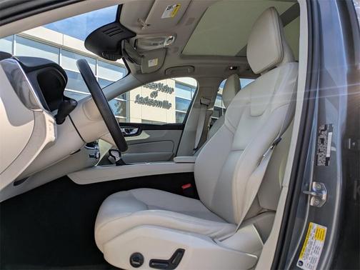 2021 Volvo XC60 T5 Momentum