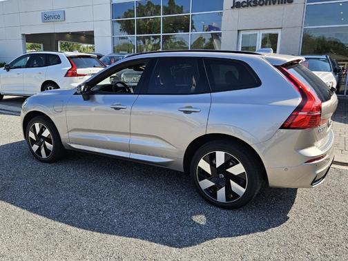 2024 Volvo XC60 Recharge Plug-In Hybrid T8 Ultimate Dark Theme