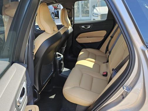 2024 Volvo XC60 Recharge Plug-In Hybrid T8 Ultimate Dark Theme