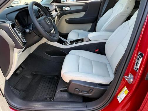 2024 Volvo XC40 B5 Plus Dark Theme