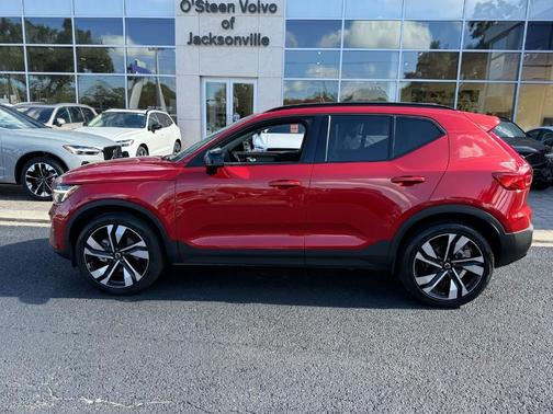 2024 Volvo XC40 B5 Plus Dark Theme
